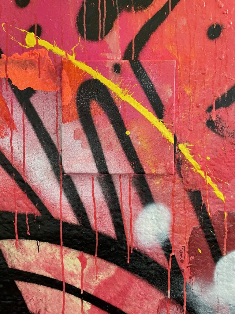 fragment de fresque street art Paris moyoshi oeuvre