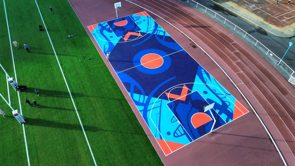 Fresque monumentale au sol pour la Ville de Paris. Terrain de basket (Stade Max Roussié - Paris 17e)